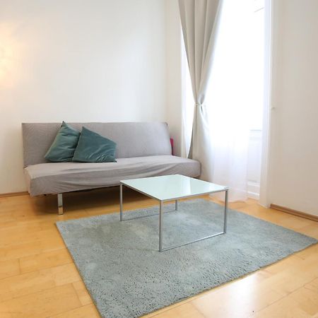 Downtown Bliss Modern Retreat With Free Parking And Fast Internet 600 Mbits Apartment Wina Bagian luar foto