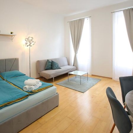 Downtown Bliss Modern Retreat With Free Parking And Fast Internet 600 Mbits Apartment Wina Bagian luar foto
