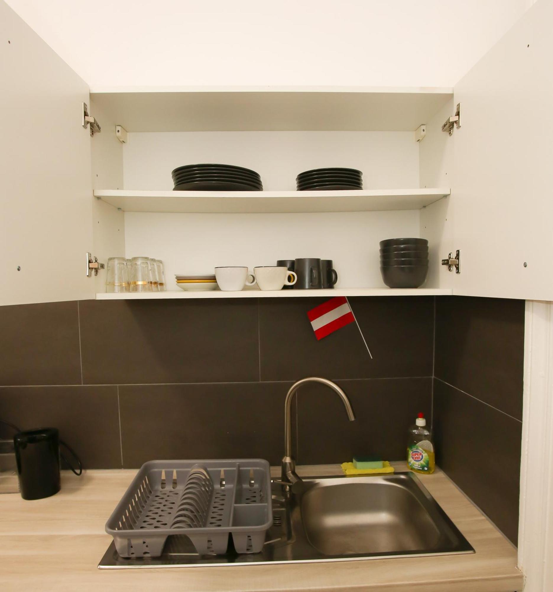 Downtown Bliss Modern Retreat With Free Parking And Fast Internet 600 Mbits Apartment Wina Bagian luar foto