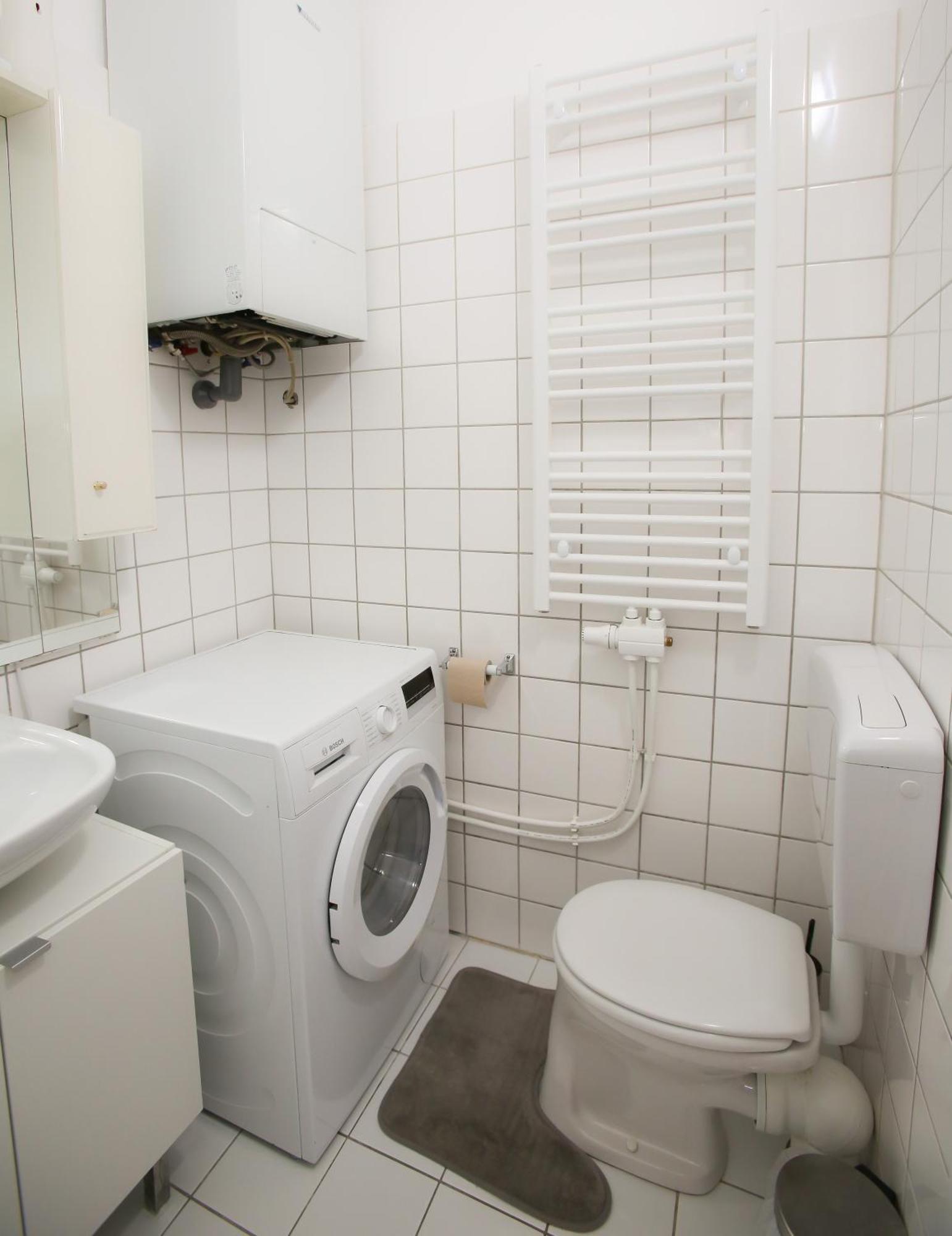 Downtown Bliss Modern Retreat With Free Parking And Fast Internet 600 Mbits Apartment Wina Bagian luar foto