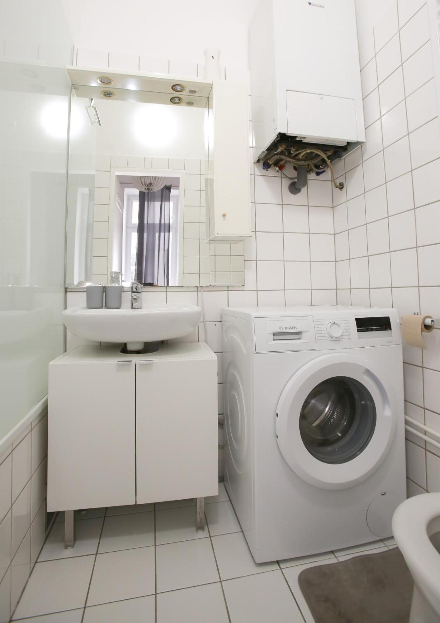 Downtown Bliss Modern Retreat With Free Parking And Fast Internet 600 Mbits Apartment Wina Bagian luar foto