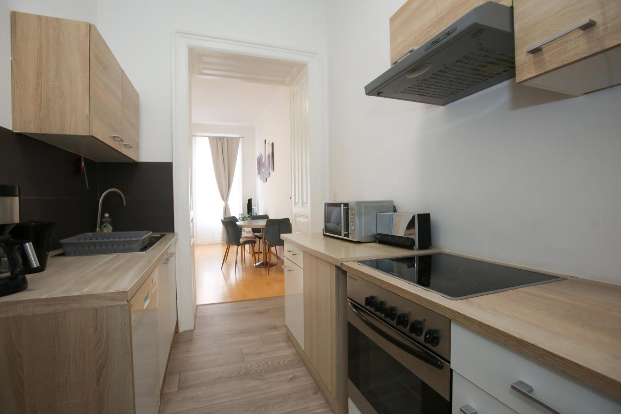 Downtown Bliss Modern Retreat With Free Parking And Fast Internet 600 Mbits Apartment Wina Bagian luar foto