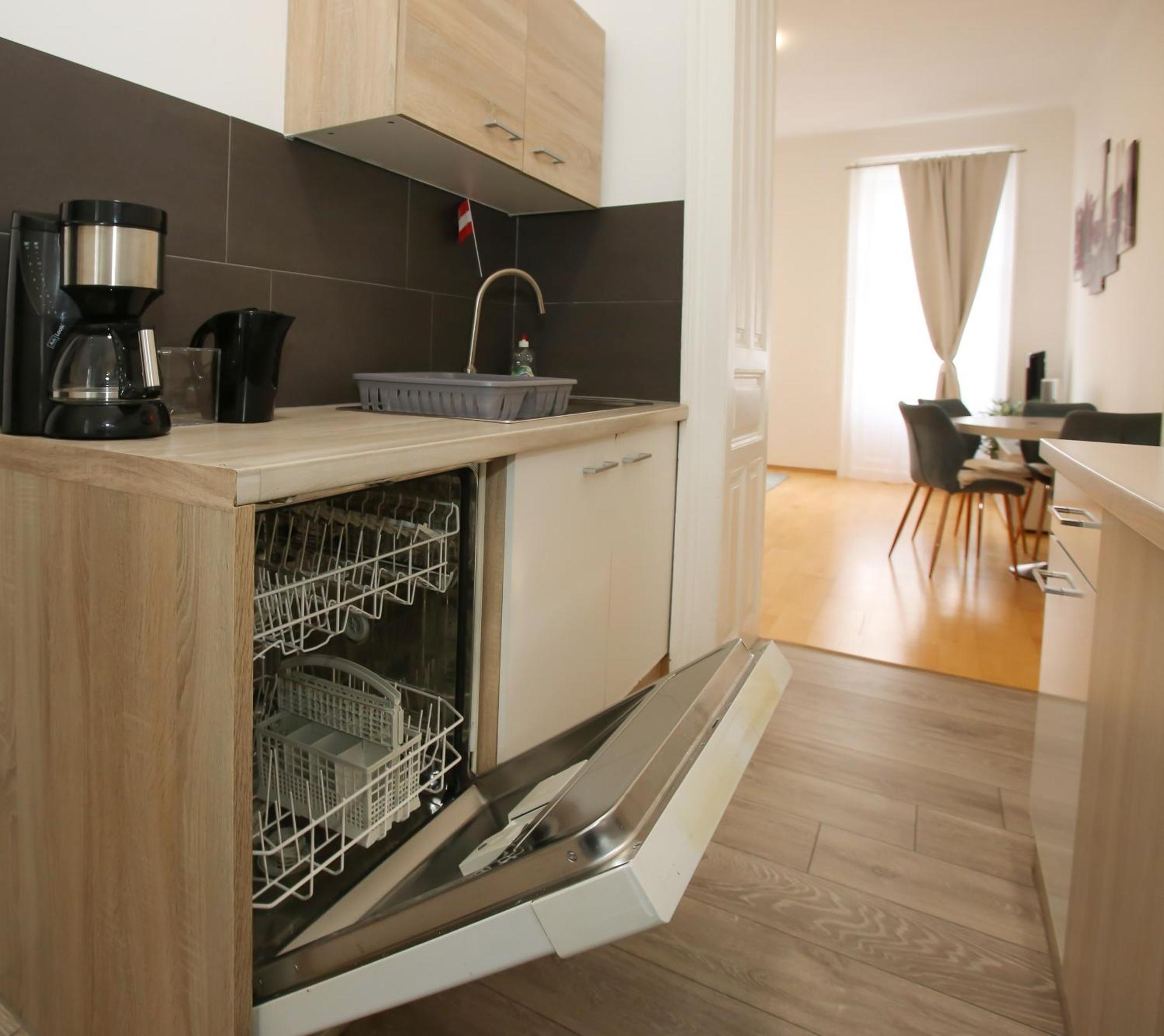 Downtown Bliss Modern Retreat With Free Parking And Fast Internet 600 Mbits Apartment Wina Bagian luar foto