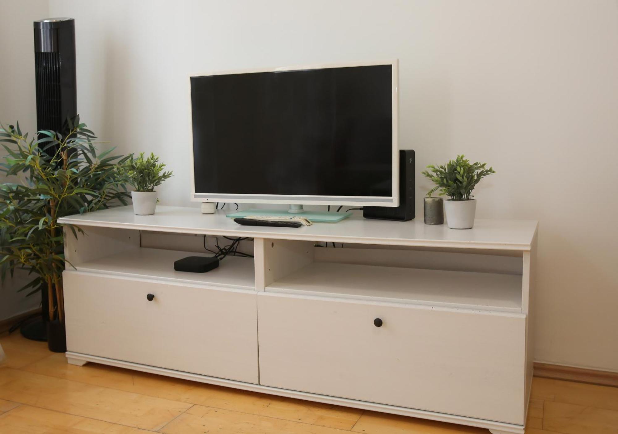 Downtown Bliss Modern Retreat With Free Parking And Fast Internet 600 Mbits Apartment Wina Bagian luar foto