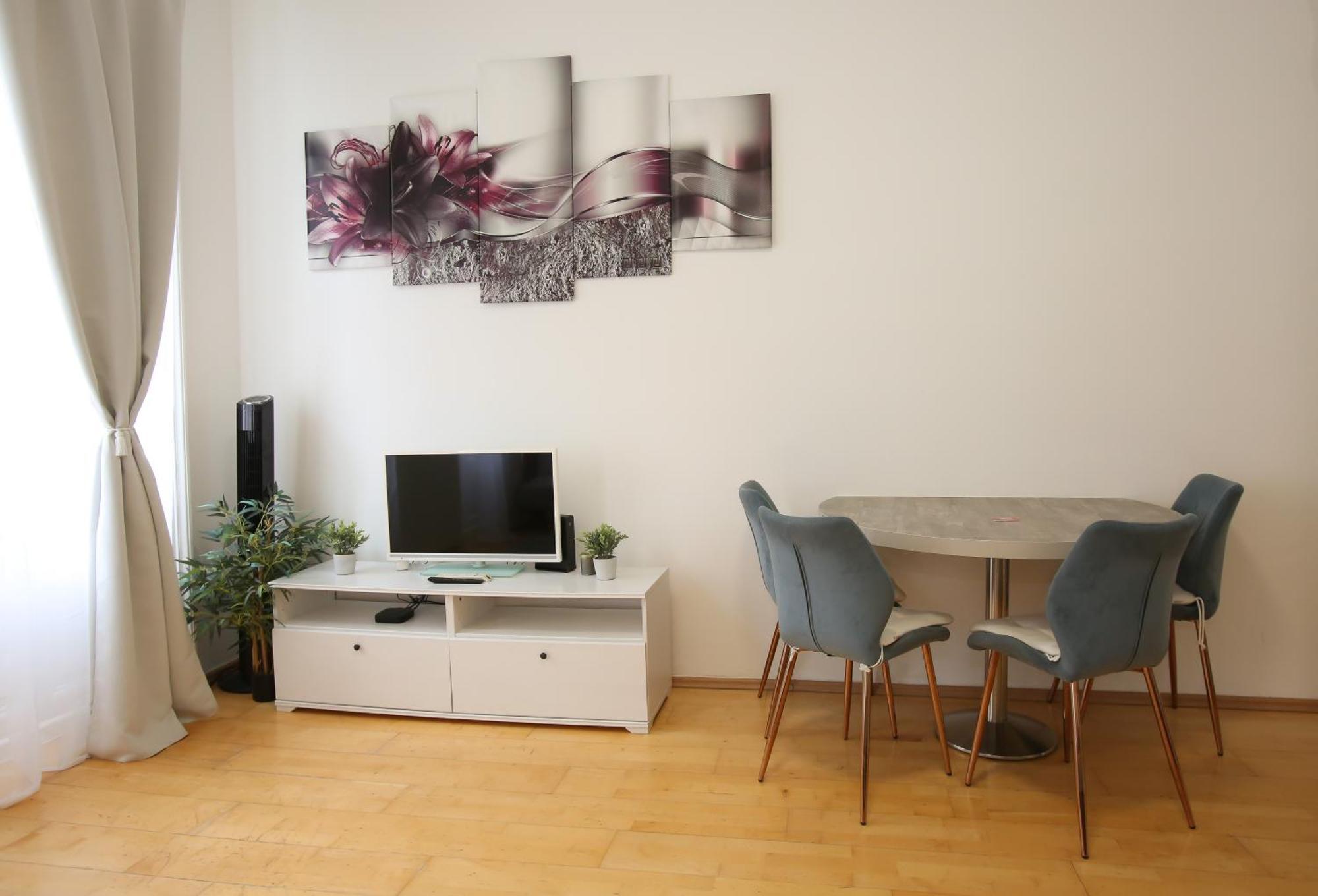 Downtown Bliss Modern Retreat With Free Parking And Fast Internet 600 Mbits Apartment Wina Bagian luar foto